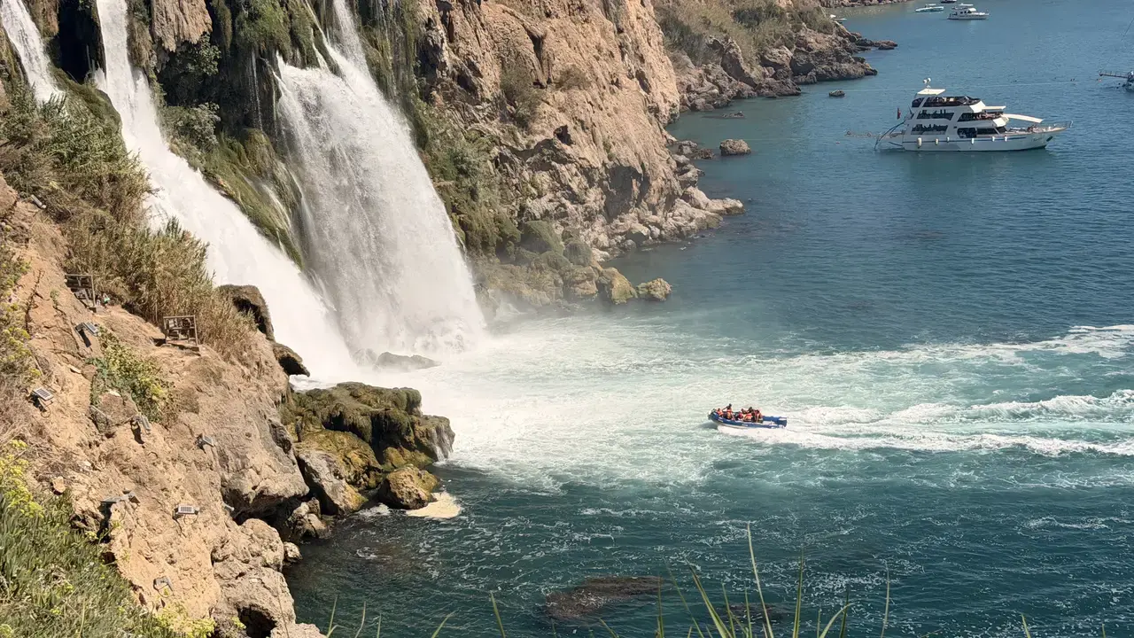 Düden Şelalesi'nde Turistler Tehlikeli Sınıra Girdi! 3