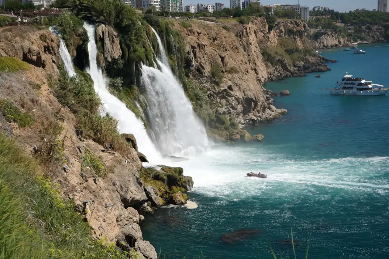 Düden Şelalesi'nde Turistler Tehlikeli Sınıra Girdi! 1