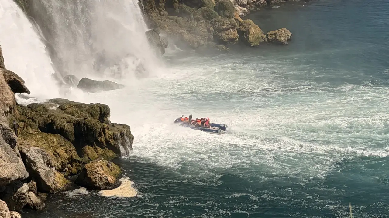Düden Şelalesi'nde Turistler Tehlikeli Sınıra Girdi! 4