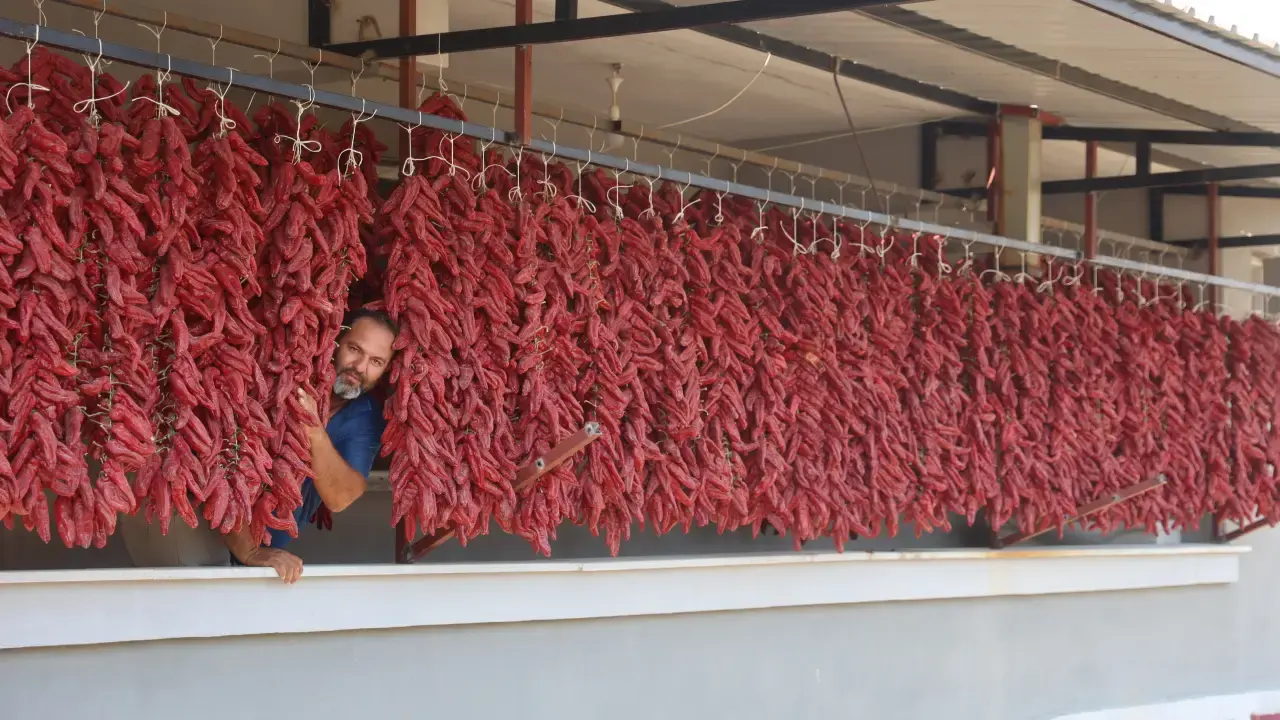 Hatay’da Kırmızı Telaş: Kurutmalık Biberler Balkonları Süsledi! 2