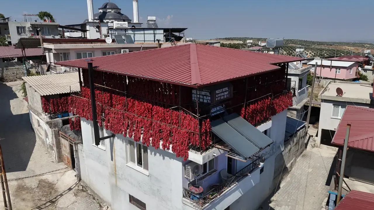 Hatay’da Kırmızı Telaş: Kurutmalık Biberler Balkonları Süsledi! 1