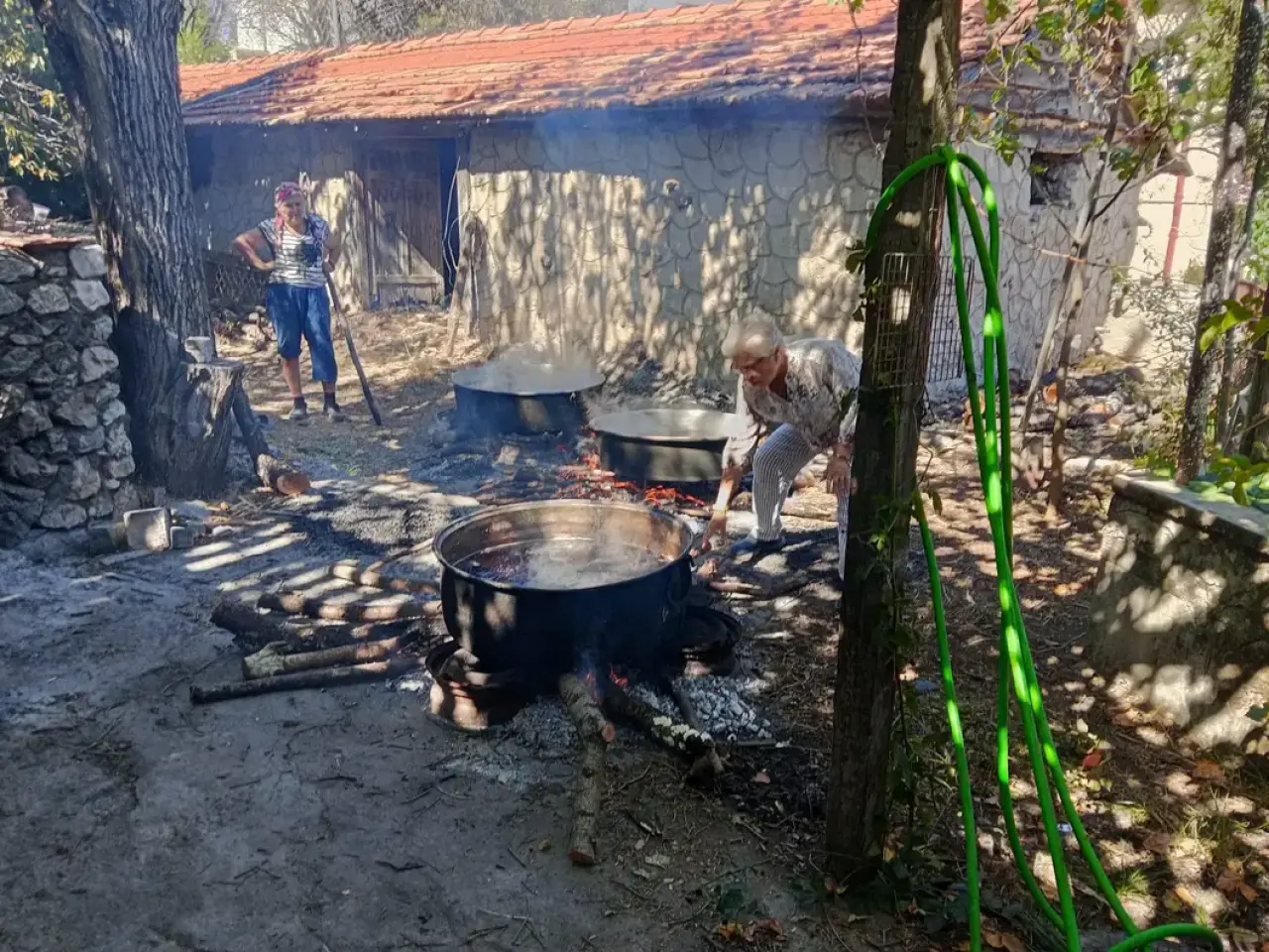 İbradı'da Asırlık Bağların Şifalı Pekmezi Bakır Kazanlarda Kaynıyor: Kilogramı 500 TL 5