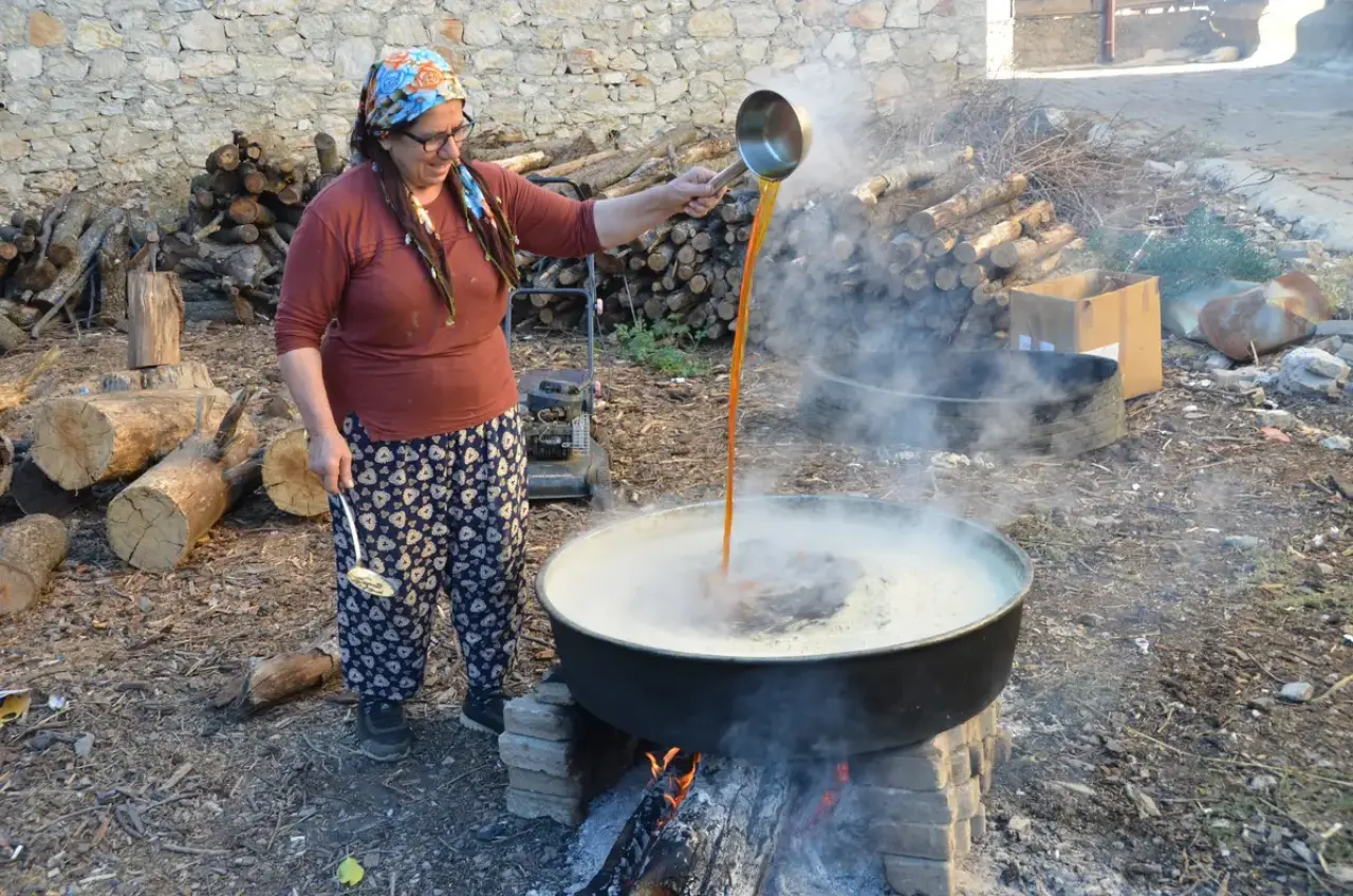 İbradı'da Asırlık Bağların Şifalı Pekmezi Bakır Kazanlarda Kaynıyor: Kilogramı 500 TL 10