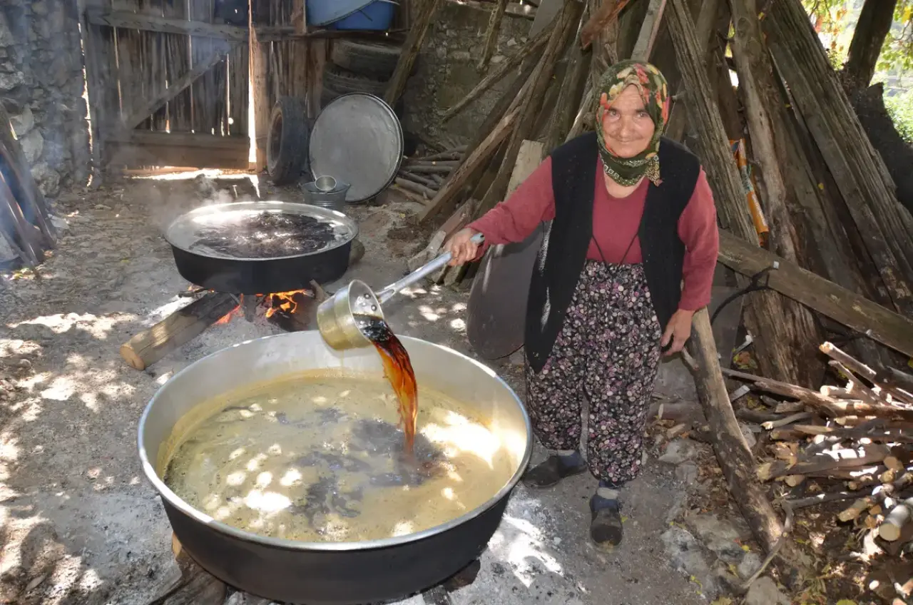 İbradı'da Asırlık Bağların Şifalı Pekmezi Bakır Kazanlarda Kaynıyor: Kilogramı 500 TL 12