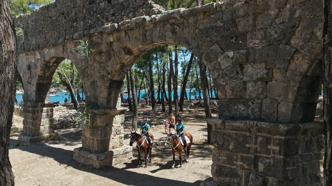 Phaselis'te Atlı Jandarma Güven Veriyor: Tarihi Miras Koruma Altında 6