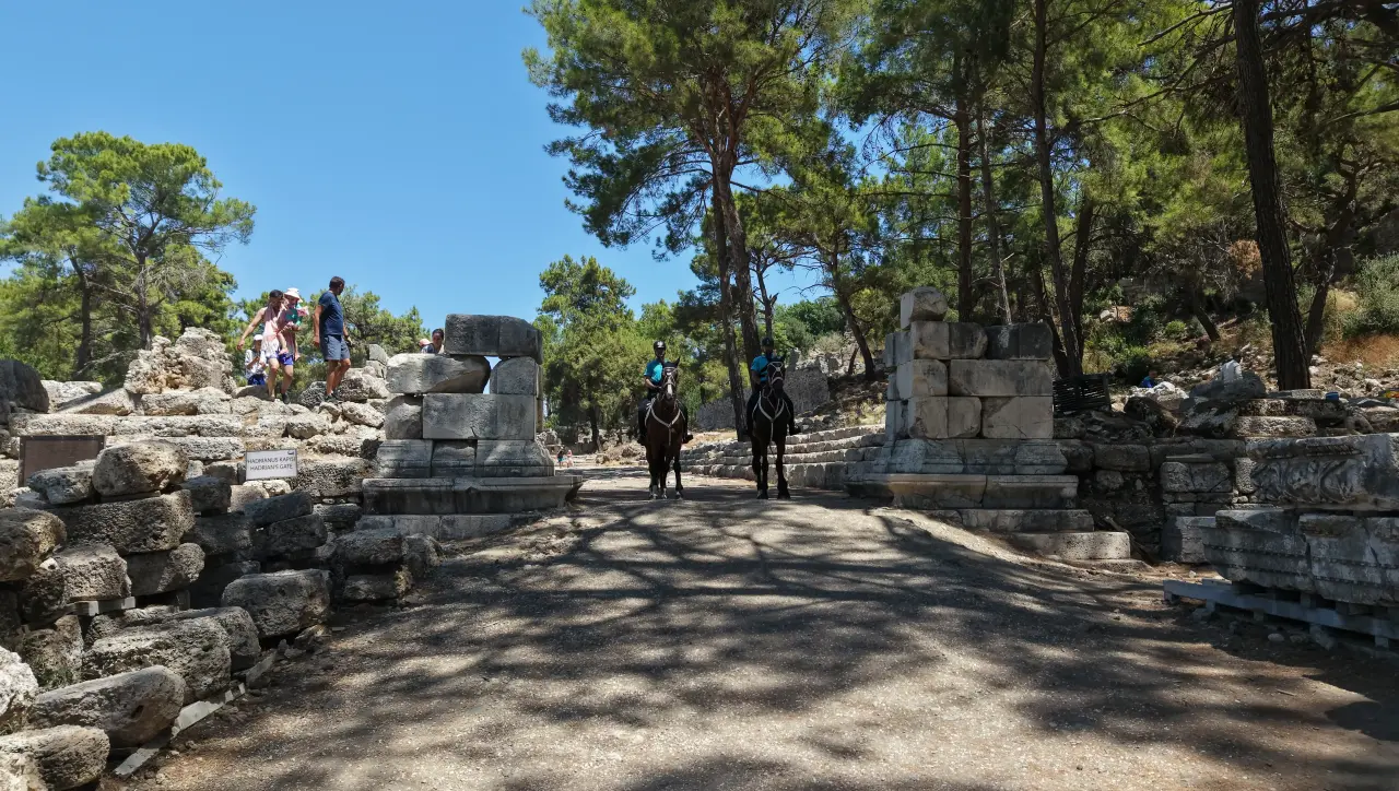Phaselis'te Atlı Jandarma Güven Veriyor: Tarihi Miras Koruma Altında 5