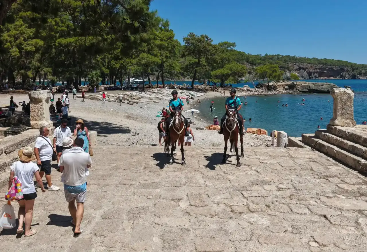 Phaselis'te Atlı Jandarma Güven Veriyor: Tarihi Miras Koruma Altında 1