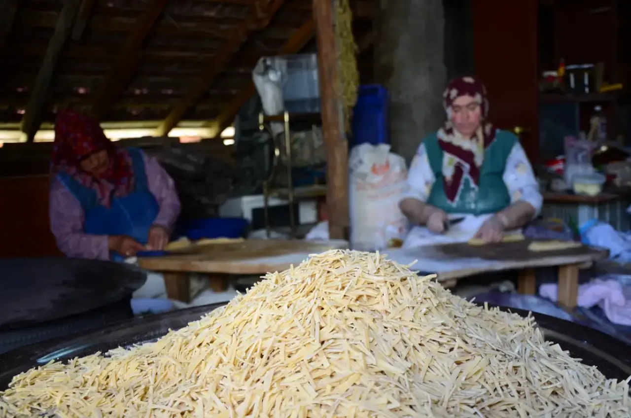 Akseki'de Kışlık Mesaisi: 120 Yumurtadan 30 Kilo Erişte 4