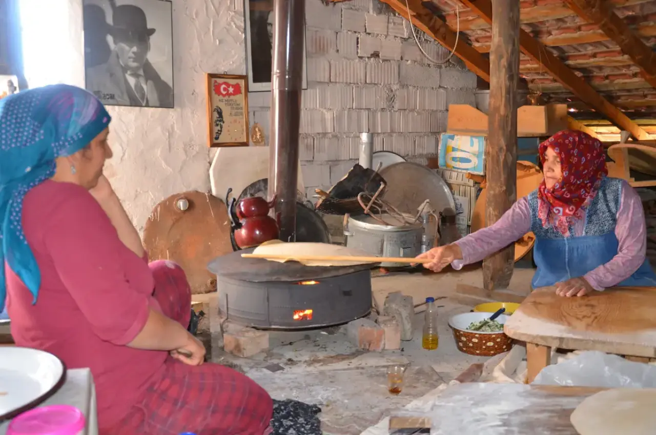 Akseki'de Kışlık Mesaisi: 120 Yumurtadan 30 Kilo Erişte 3