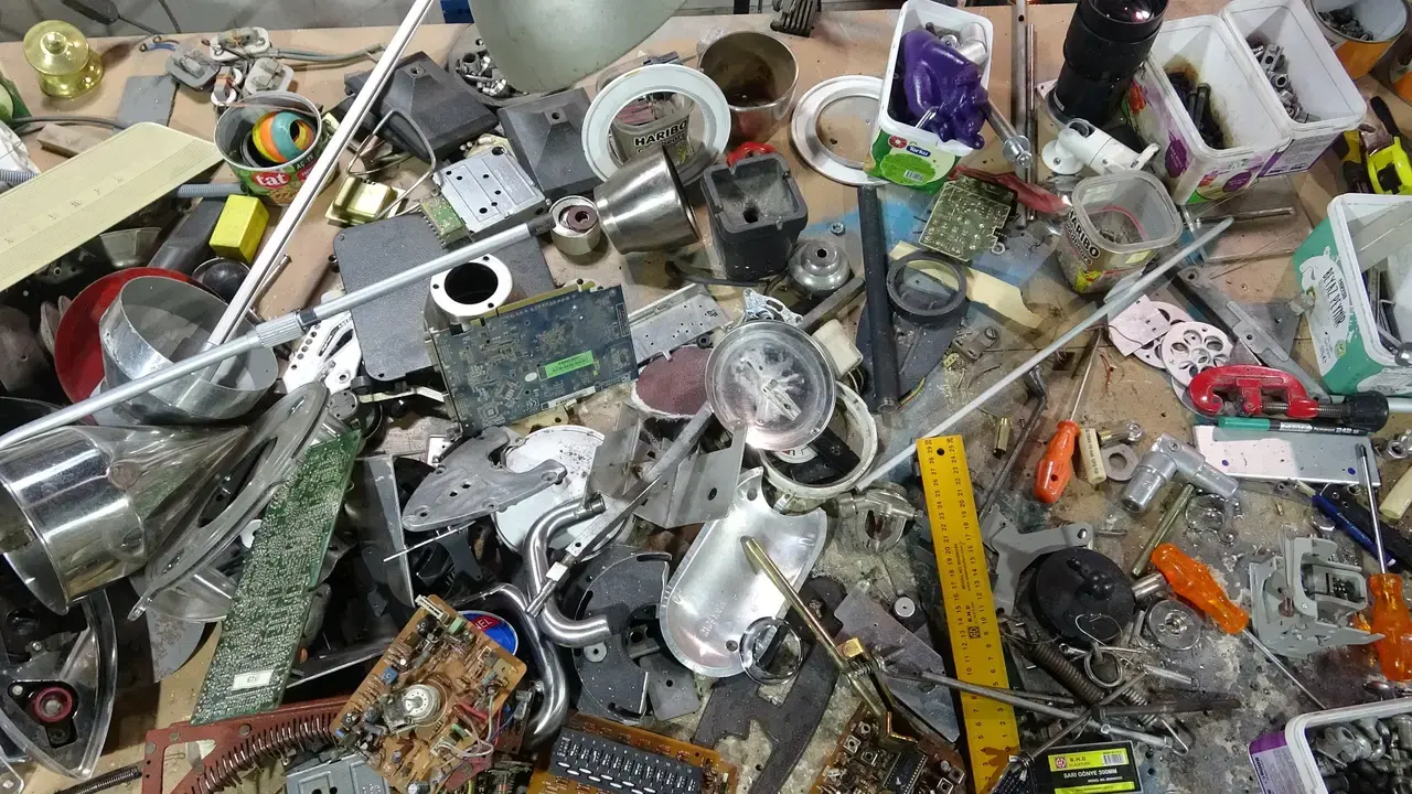 Elektronik Atıklardan Distopik Şehirler ve Matkaplardan Büstler 1