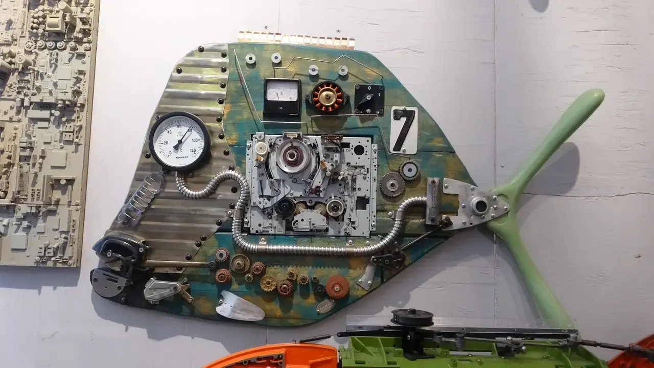 Elektronik Atıklardan Distopik Şehirler ve Matkaplardan Büstler 4