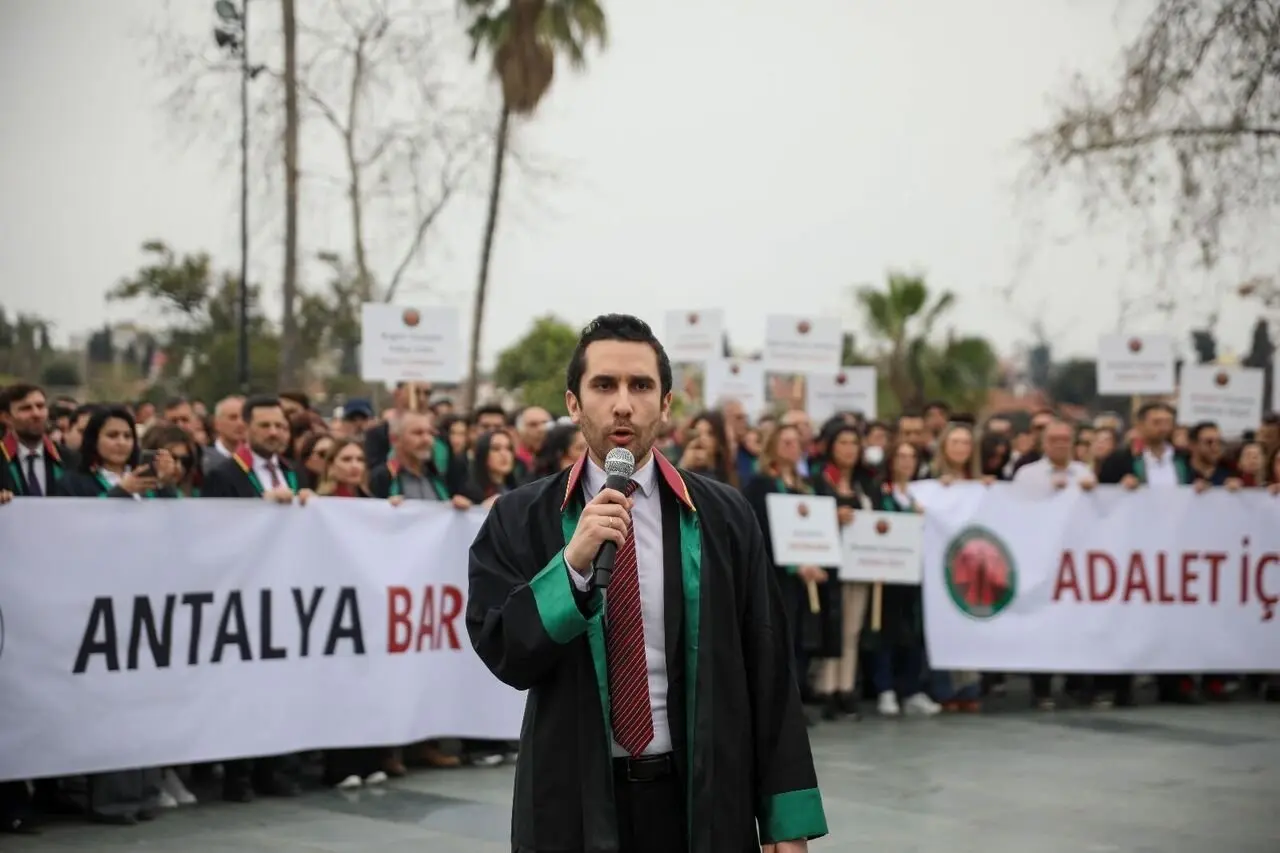 Avukatlardan cübbeli yürüyüş - Antalya Ekspres