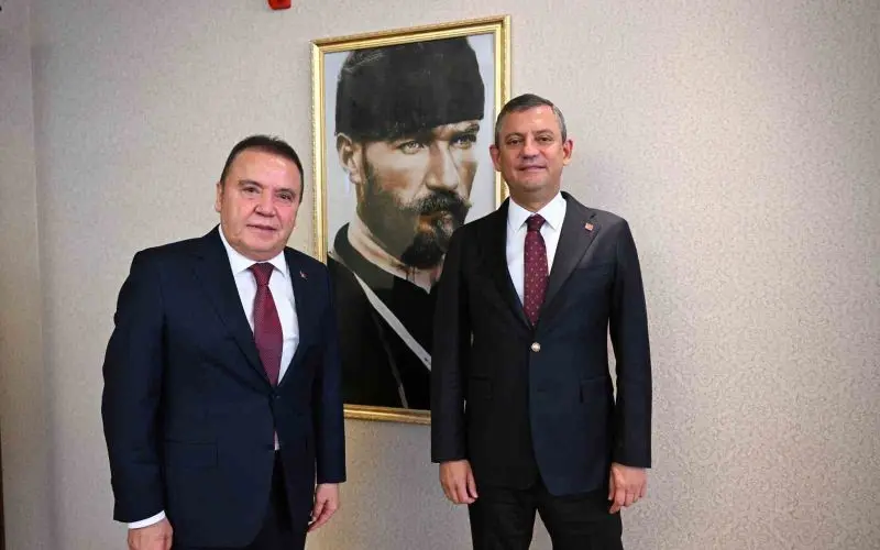 Muhittin Böcek'ten, CHP Genel Başkanı Özgür Özel'e geçmiş olsun ziyareti