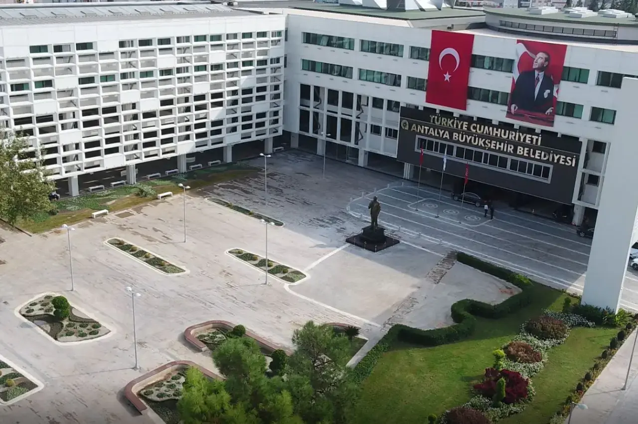 Antalya Büyükşehir Belediyesine operasyon: 14 kişi gözaltına alındı -  Evrensel