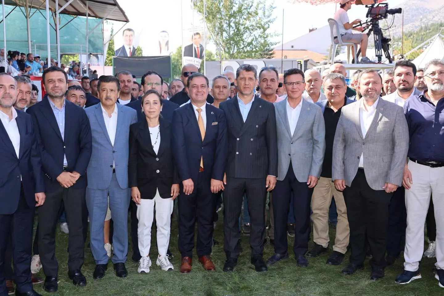 takım elbise ve yazı görseli olabilir