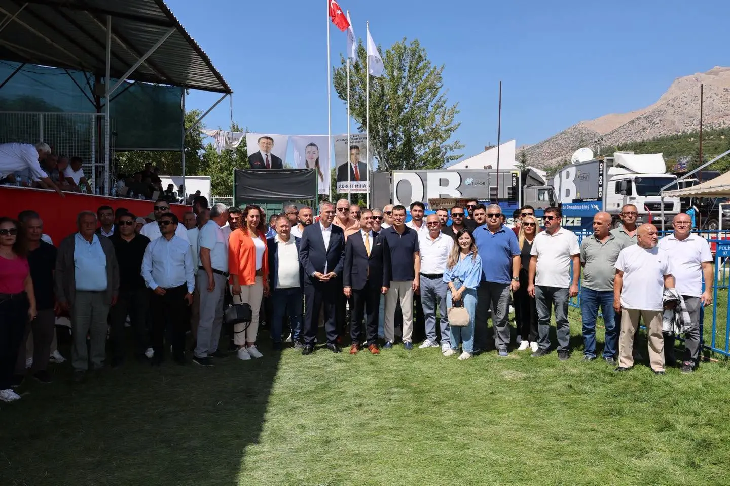 golf, golf arabası, kalabalık ve yazı görseli olabilir