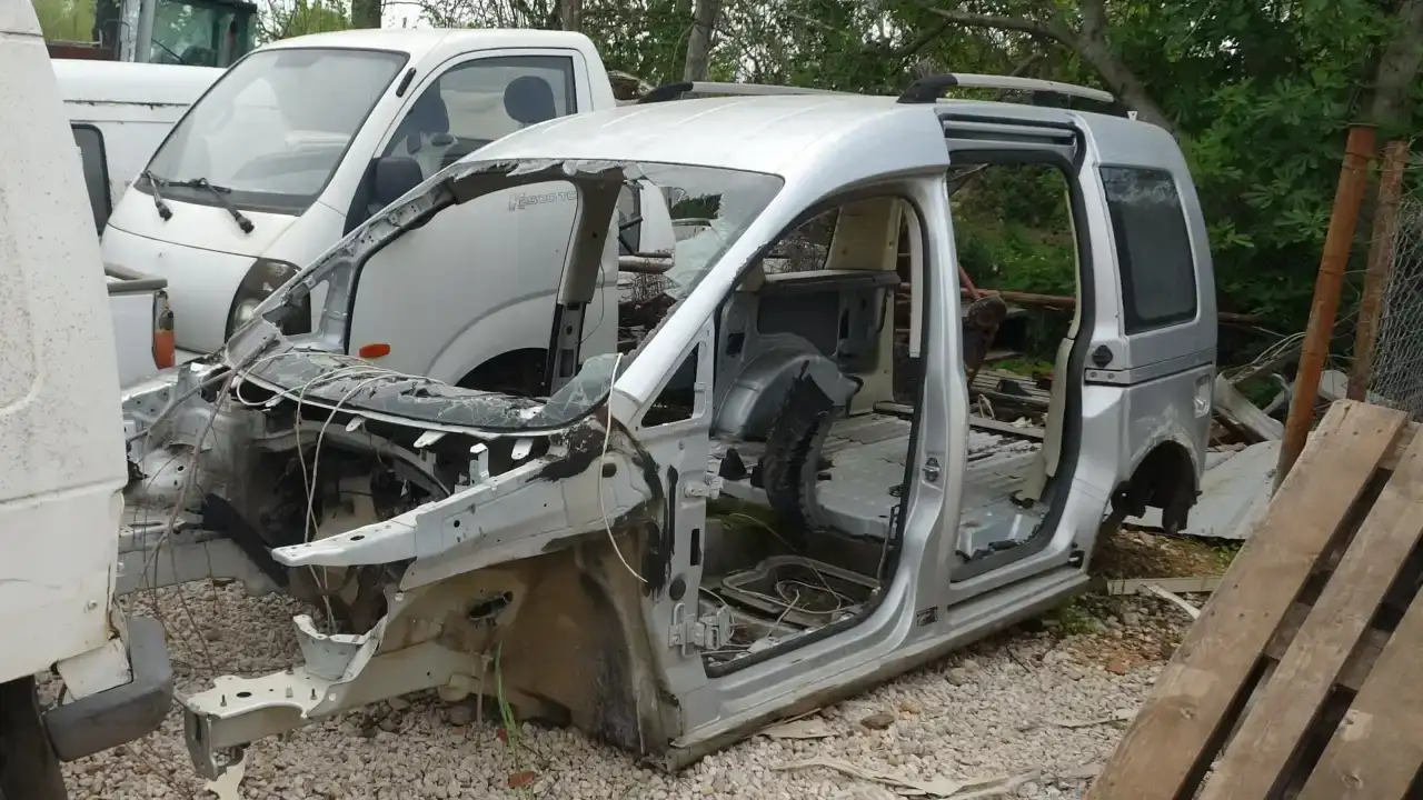 antalyada-yediemin-otoparklarinda-araclar-curuyor-binlerce-arac-yillardir-bekliyor