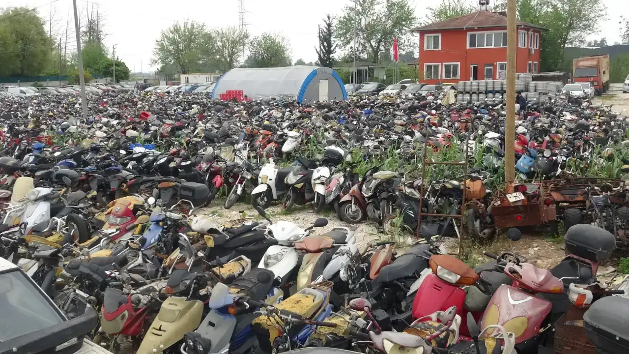 antalyada-yediemin-otoparklarinda-araclar-curuyor-binlerce-arac-yillardir-bekliyor