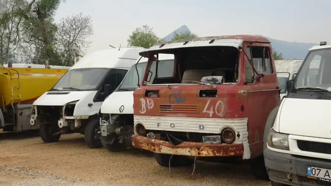 antalyada-yediemin-otoparklarinda-araclar-curuyor-binlerce-arac-yillardir-bekliyor-8