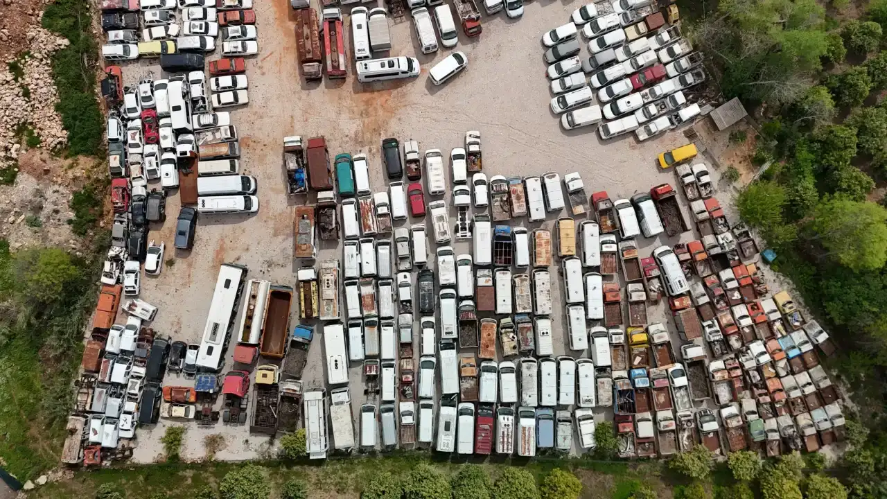 antalyada-yediemin-otoparklarinda-araclar-curuyor-binlerce-arac-yillardir-bekliyor