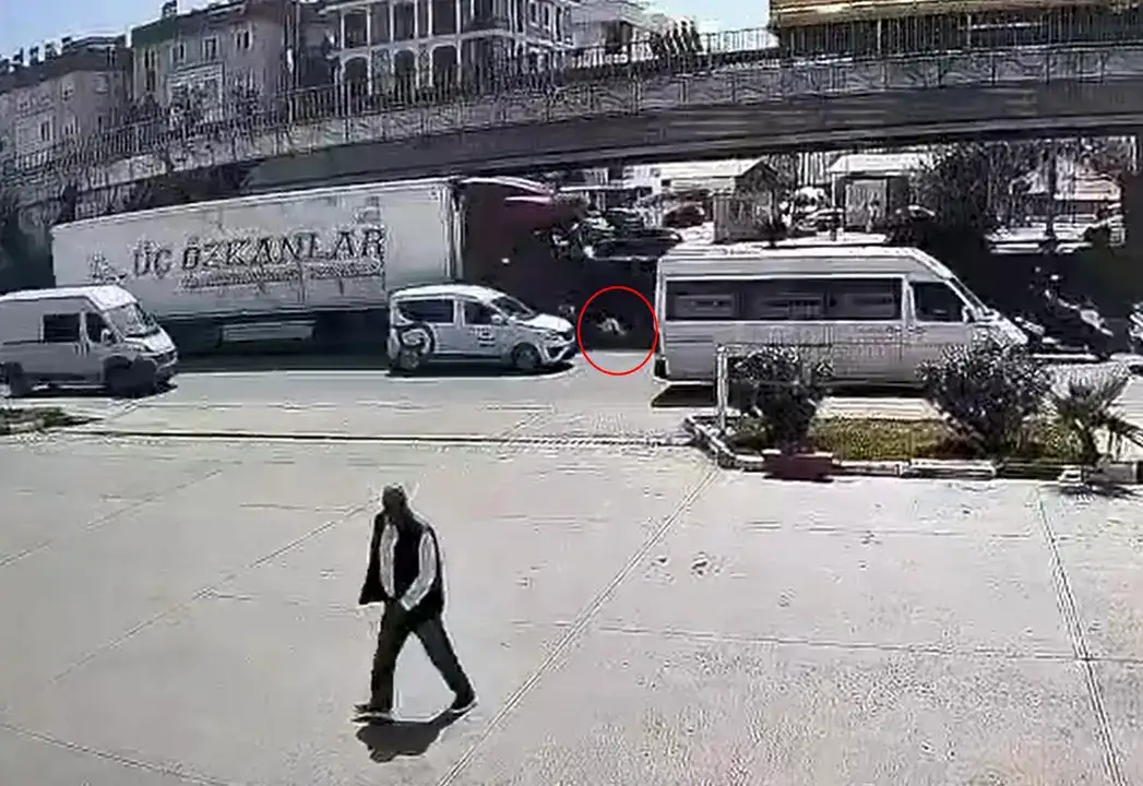 kepezde-mendil-satarken-tirin-altinda-can-verdi