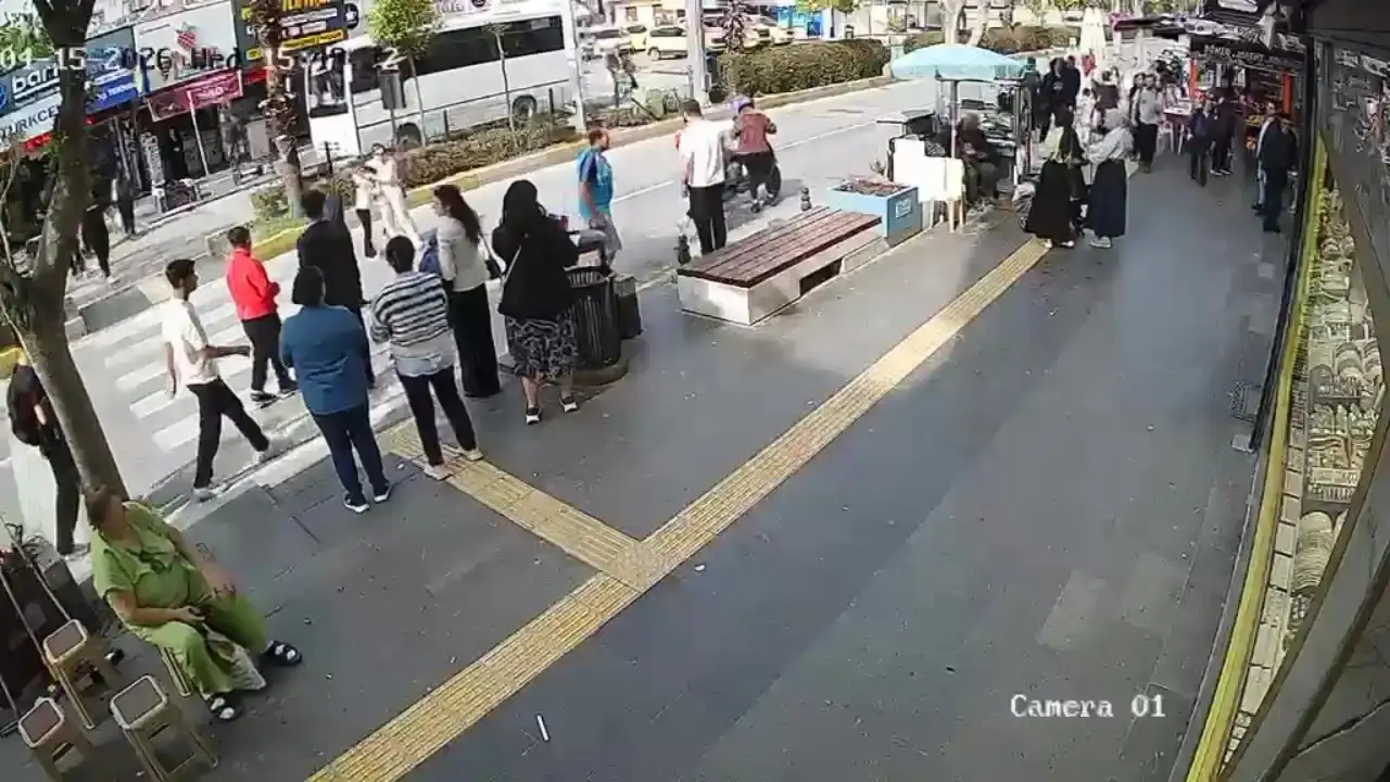 manavgatta-anne-ve-kiza-carpan-surucu-kacti-yaralilar-hastaneye-kaldirildi