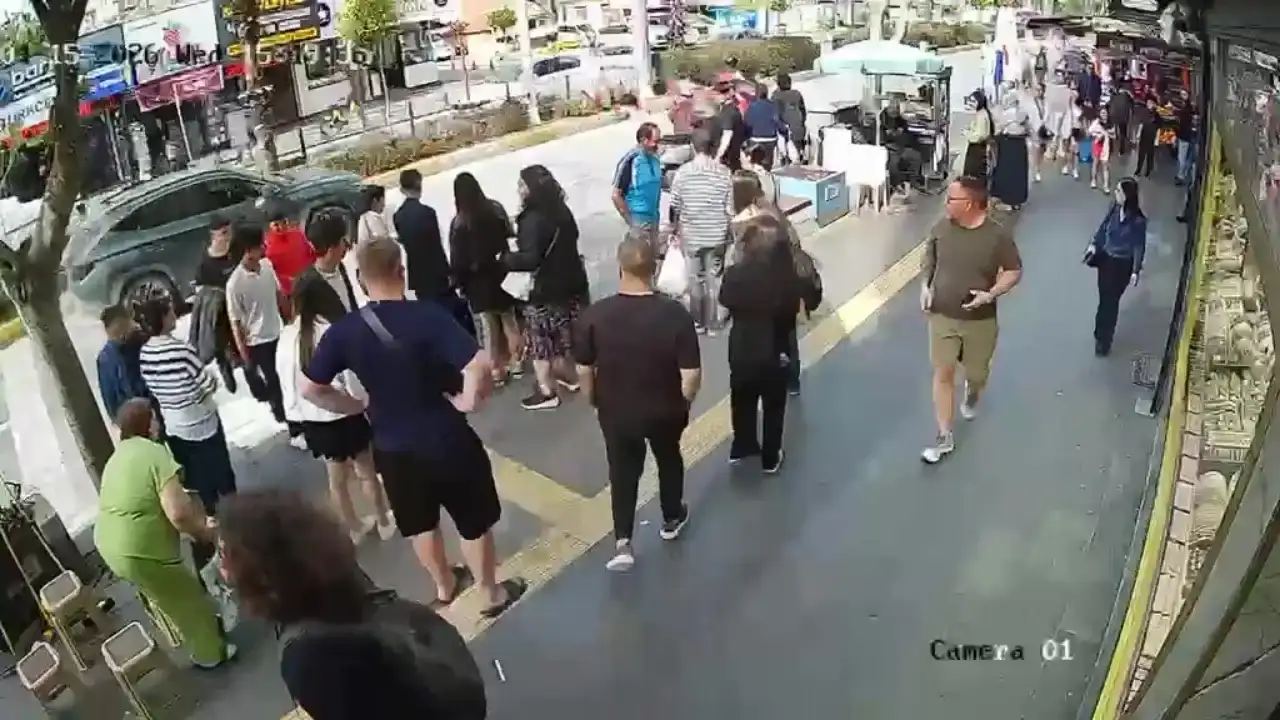 manavgatta-anne-ve-kiza-carpan-surucu-kacti-yaralilar-hastaneye-kaldirildi