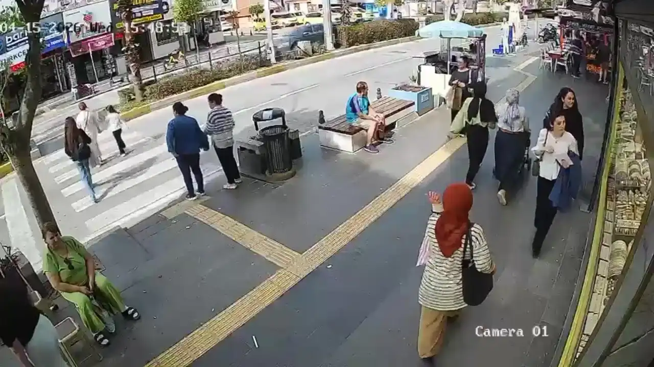 manavgatta-anne-ve-kiza-carpan-surucu-kacti-yaralilar-hastaneye-kaldirildi