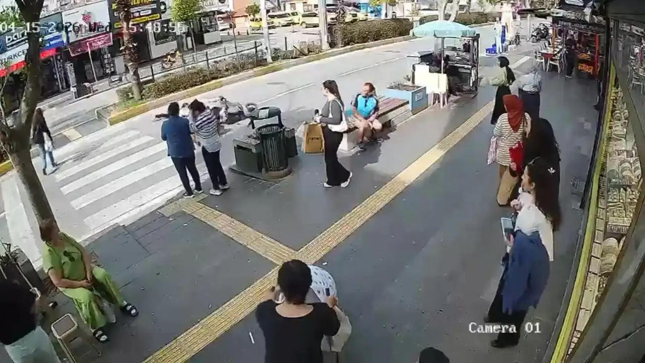 manavgatta-anne-ve-kiza-carpan-surucu-kacti-yaralilar-hastaneye-kaldirildi