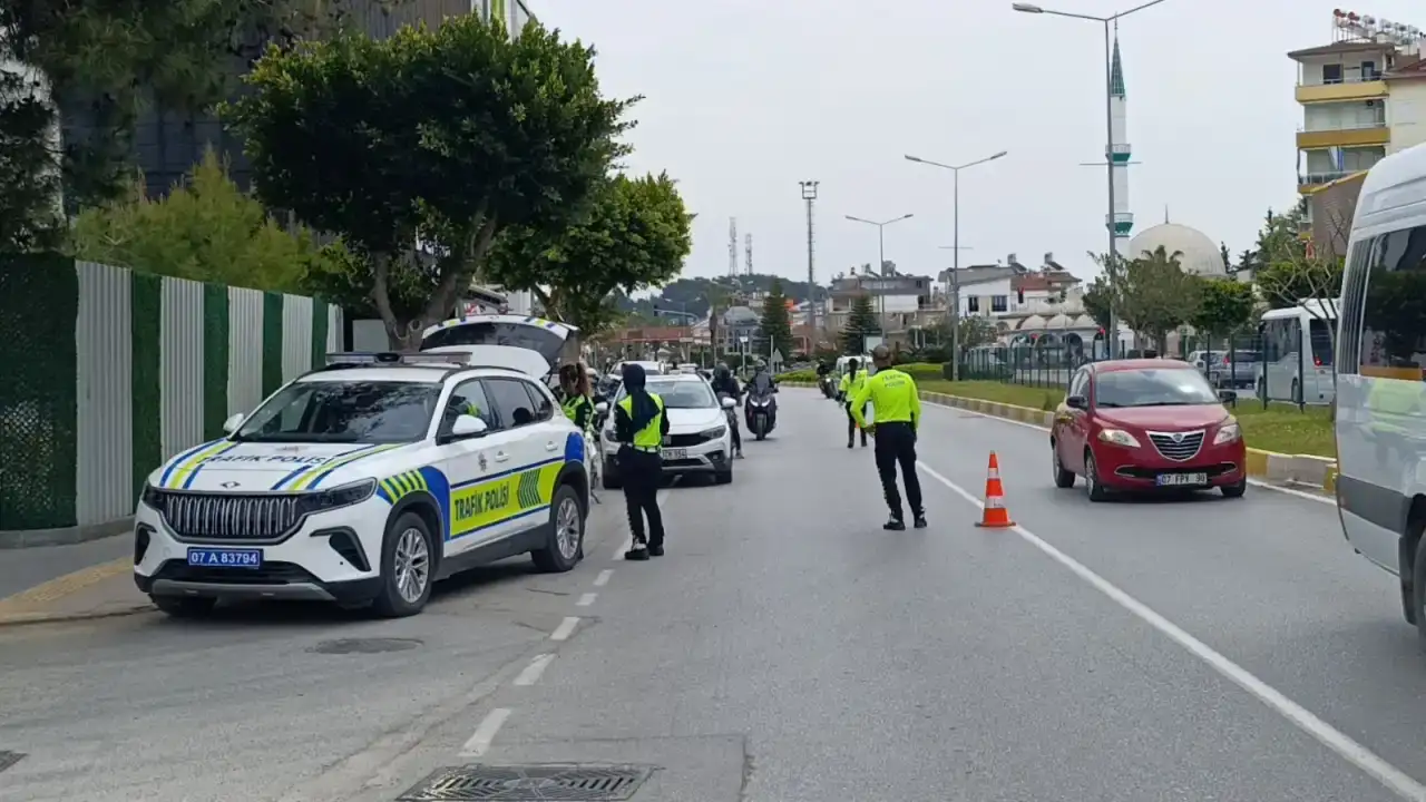 manavgatta-trafik-denetimlerinde-motosikletli-polislerin-uzerine-surup-kacti