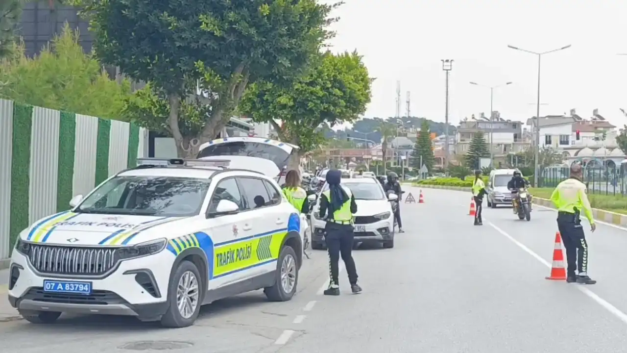 manavgatta-trafik-denetimlerinde-motosikletli-polislerin-uzerine-surup-kacti