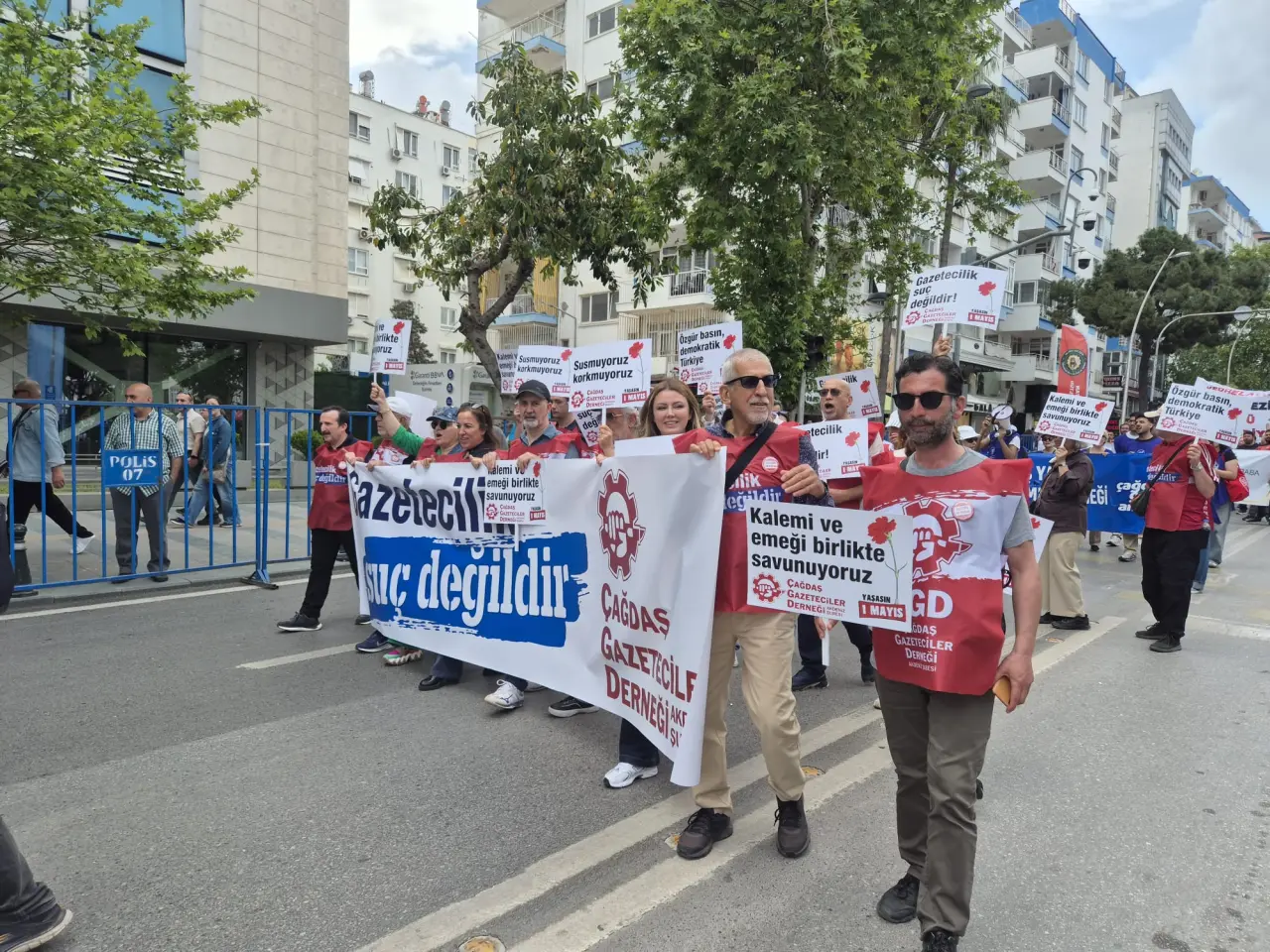 Antalya'da Emekçiler 1 Mayıs için Meydana İndi! Emekçiler Cumhuriyet Meydanı'na Yürüdü 