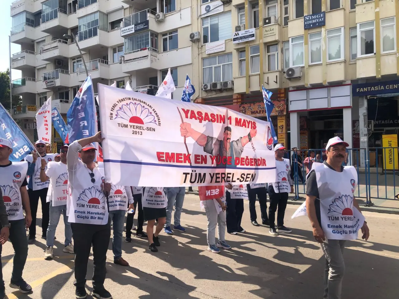 Antalya'da Emekçiler 1 Mayıs için Meydana İndi! Emekçiler Cumhuriyet Meydanı'na Yürüdü 