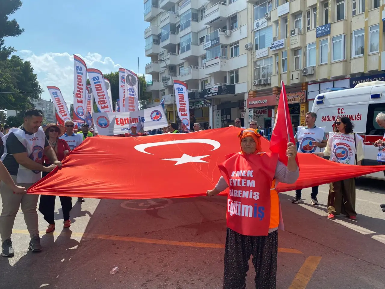 Antalya'da Emekçiler 1 Mayıs için Meydana İndi! Emekçiler Cumhuriyet Meydanı'na Yürüdü 