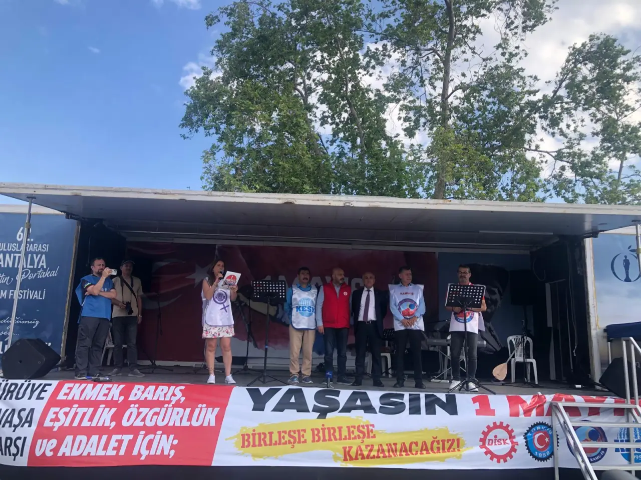 Antalya'da Emekçiler 1 Mayıs için Meydana İndi! Emekçiler Cumhuriyet Meydanı'na Yürüdü