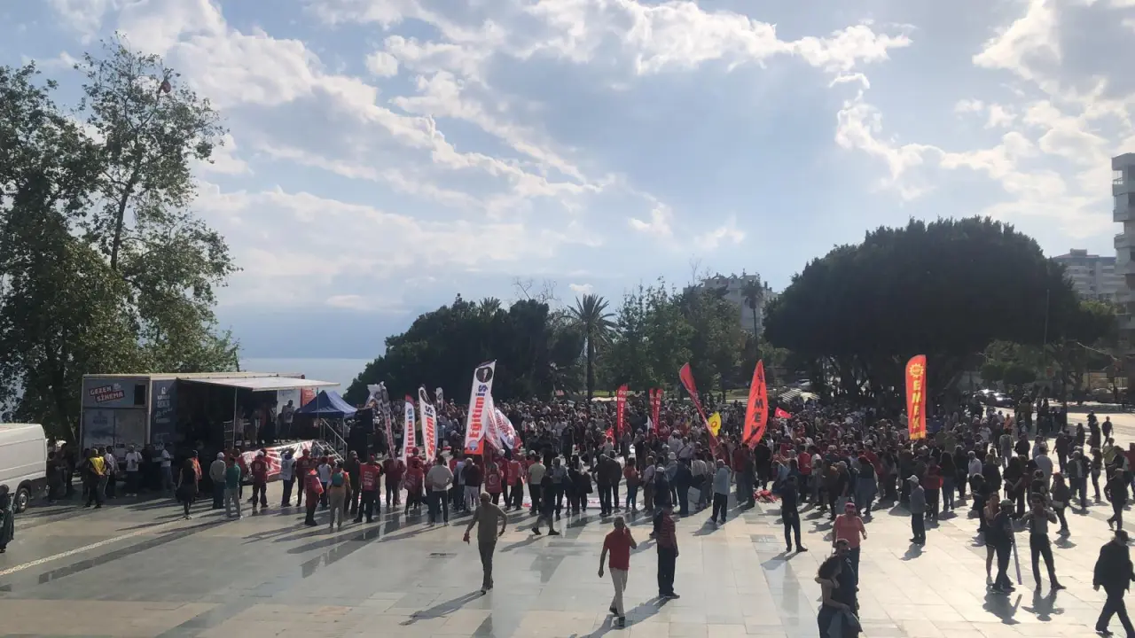 Antalya'da Emekçiler 1 Mayıs için Meydana İndi! Emekçiler Cumhuriyet Meydanı'na Yürüdü