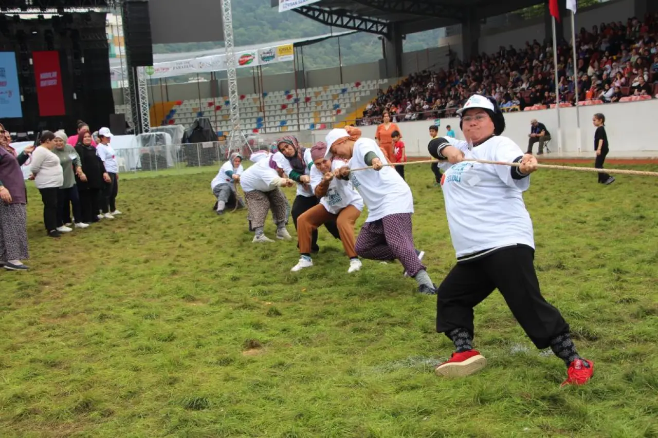 Kumluca'da Festivalde Kadınlar Halat Çekip Domates Kasası Taşıdı