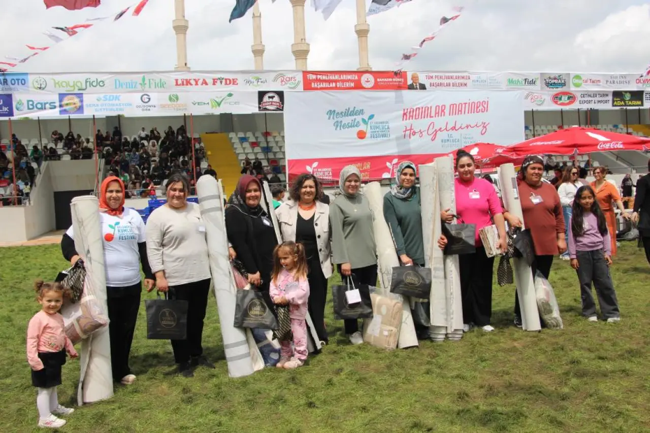 Kumluca'da Festivalde Kadınlar Halat Çekip Domates Kasası Taşıdı